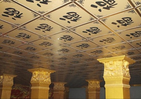Trên trần các tầng đều có chữ Phúc được sắp xếp hợp lý khiến người xem phải trầm trồ.